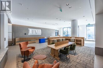 395 Square One Dr in Mississauga, ON - Building Photo - Building Photo