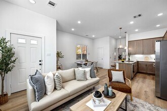 1570 W Tidwell Rd in Houston, TX - Building Photo - Building Photo