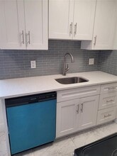 770 NE 38th St in Oakland Park, FL - Foto de edificio - Building Photo