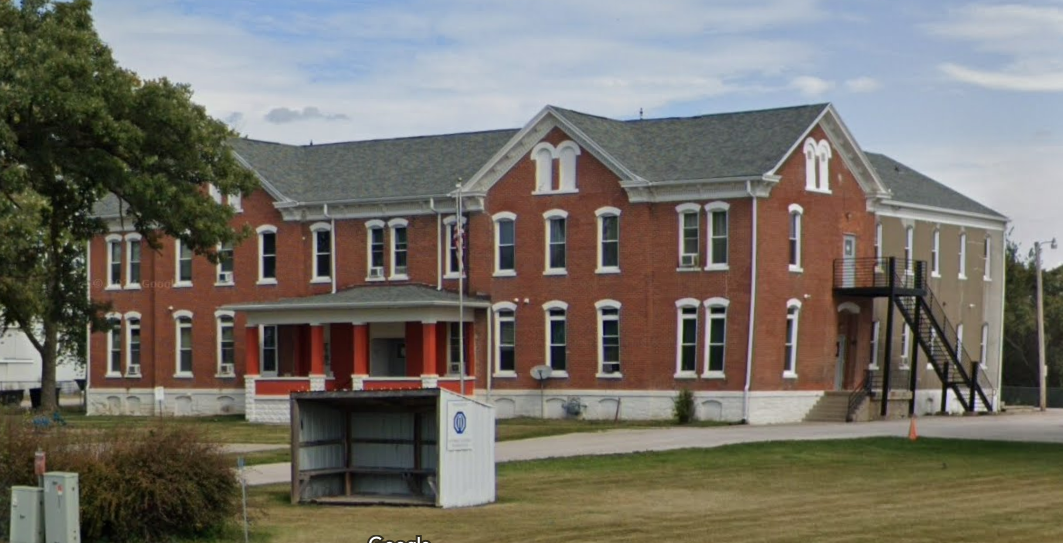 Old Main Center in Washington, IA - Building Photo