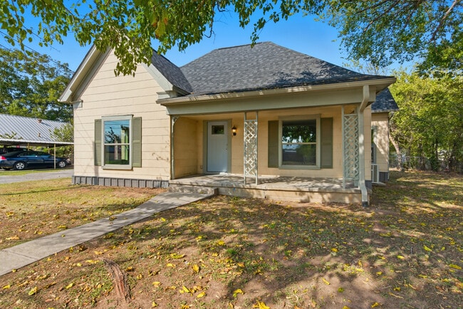 1711 Halsell St in Bridgeport, TX - Foto de edificio - Building Photo