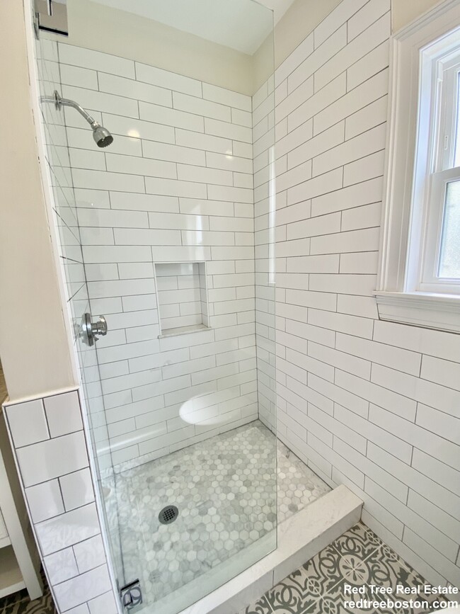 35 Foster St, Unit 1 in Boston, MA - Foto de edificio - Building Photo