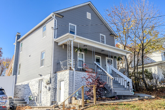 518 Meade St in Throop, PA - Building Photo - Building Photo