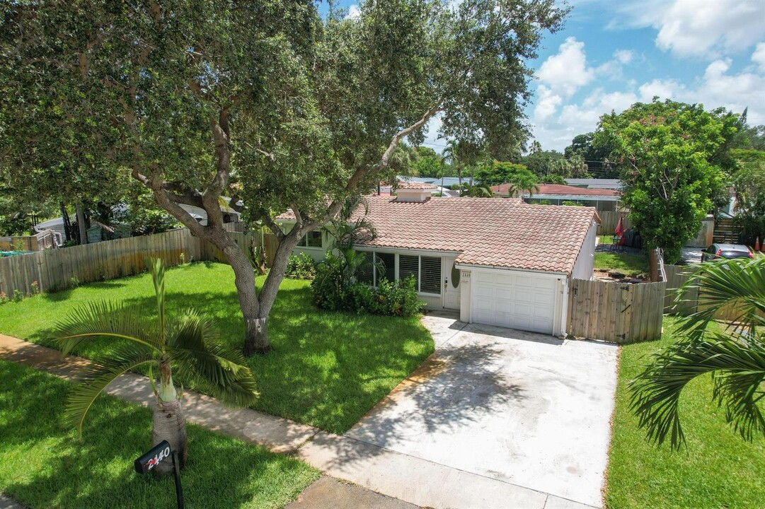 2440 SW 16th St in Fort Lauderdale, FL - Foto de edificio