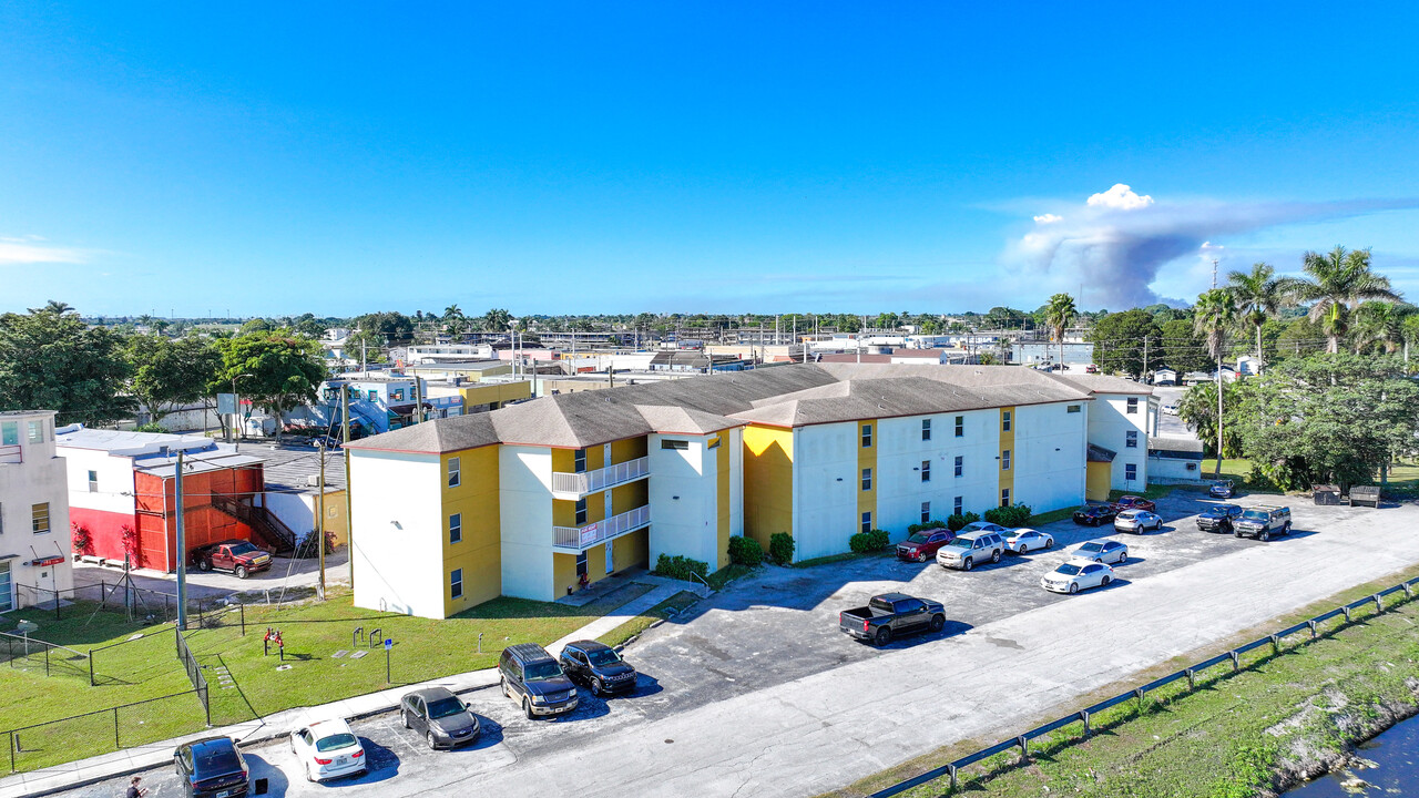 114 W Canal St S in Belle Glade, FL - Building Photo