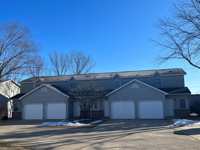 1119 Mark Ave, Unit 2 in Tomah, WI - Foto de edificio - Building Photo