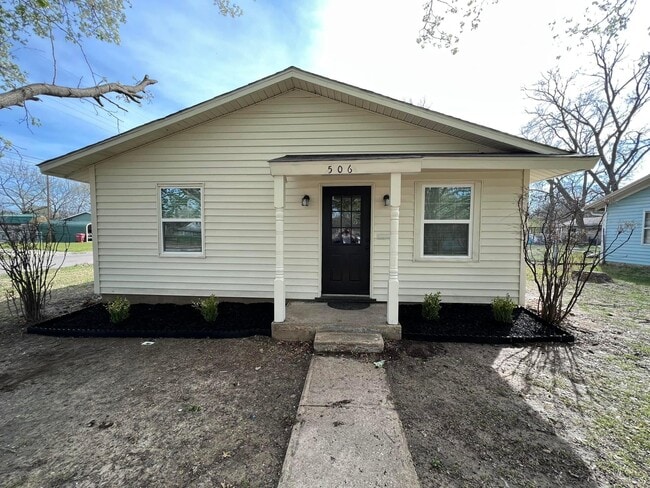 property at 506 E 15th St