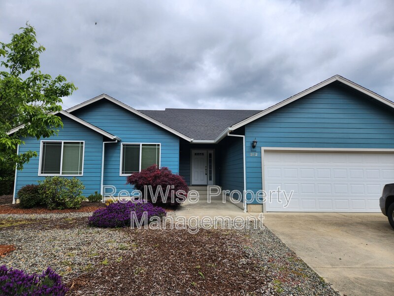 2412 SE Waldon Ave in Roseburg, OR - Building Photo
