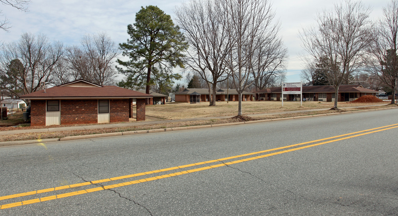 405-411 N Main St in Graham, NC - Building Photo