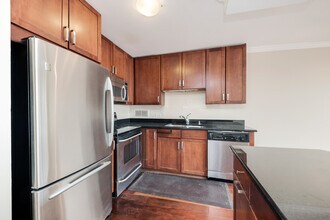 1360 N Sandburg Terrace in Chicago, IL - Building Photo - Building Photo