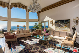 24600 Skyline View Dr in Malibu, CA - Foto de edificio - Building Photo