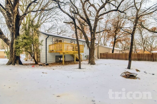 412 Harold Dr in Burnsville, MN - Building Photo - Building Photo