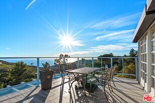9402 Houston Rd in Malibu, CA - Building Photo