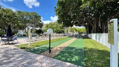 2650 S Course Dr, Unit 401 in Pompano Beach, FL - Foto de edificio - Building Photo