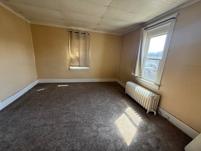 427 Spruce St, Unit 1 in Mount Pleasant, PA - Foto de edificio - Building Photo