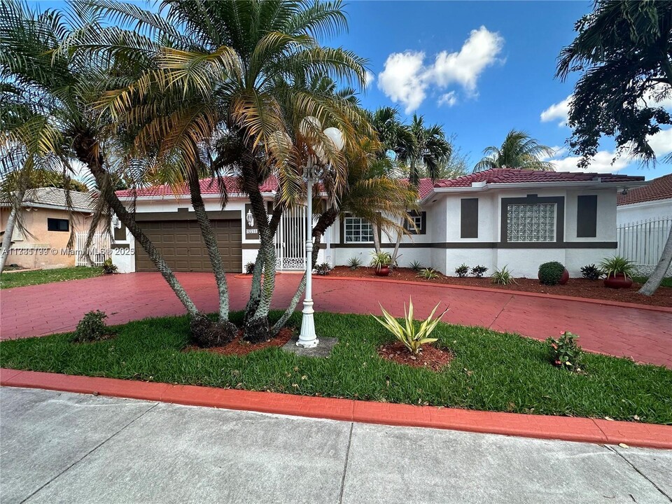 17711 NW 88th Ave in Hialeah, FL - Building Photo