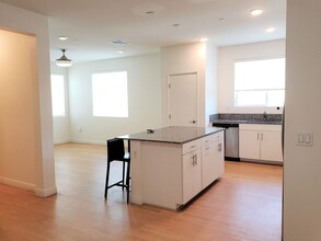 5502 Caminito Sandwaves in San Diego, CA - Building Photo - Building Photo