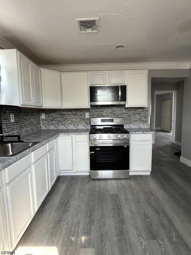 826 E Curtis St in Linden, NJ - Building Photo - Building Photo