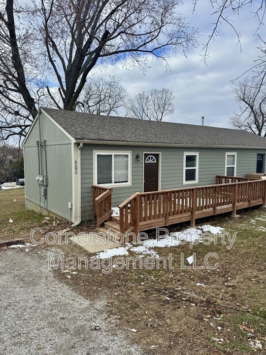 8290 Center Dr in De Soto, KS - Building Photo