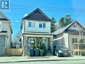 176 Coxwell Ave in Toronto, ON - Building Photo