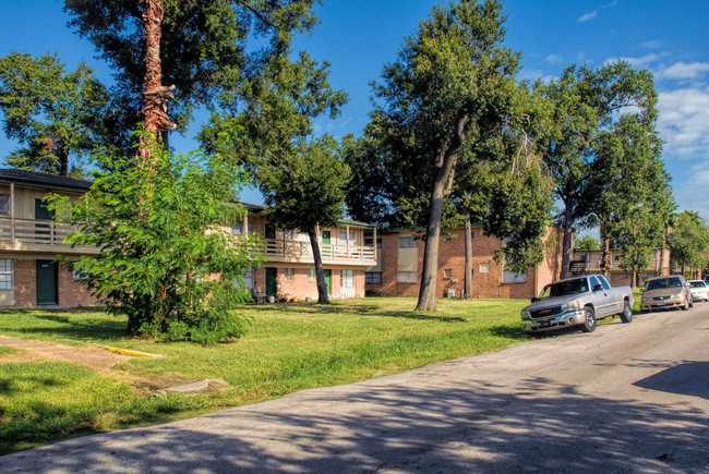 Nine Oaks in Houston, TX - Building Photo - Building Photo