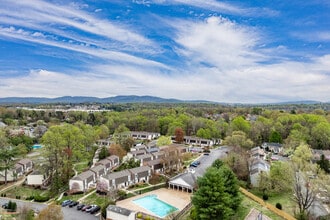 North Woods at The Four Seasons in Charlottesville, VA - Foto de edificio - Building Photo