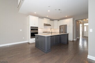 76 Van Cleef Dr in White House Station, NJ - Building Photo - Building Photo