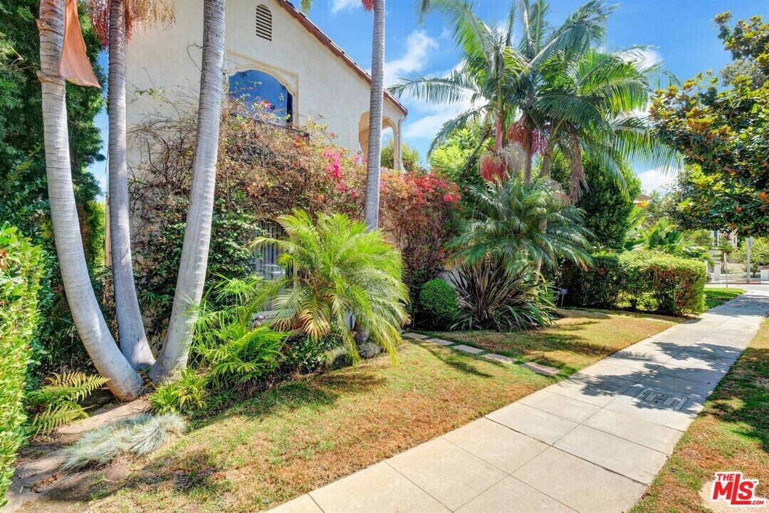 458 Smithwood Dr in Beverly Hills, CA - Foto de edificio