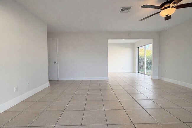 4265 Desoto Ave in Ft. Myers, FL - Foto de edificio - Building Photo