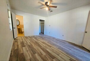 8010 SE US Hwy 301 in Hawthorne, FL - Building Photo