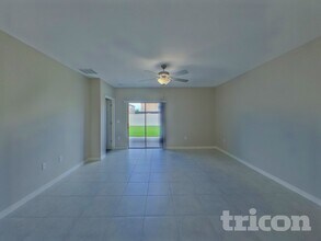 9512 Lemon Drop Lp, Unit 2911 in Sun City Center, FL - Foto de edificio - Building Photo