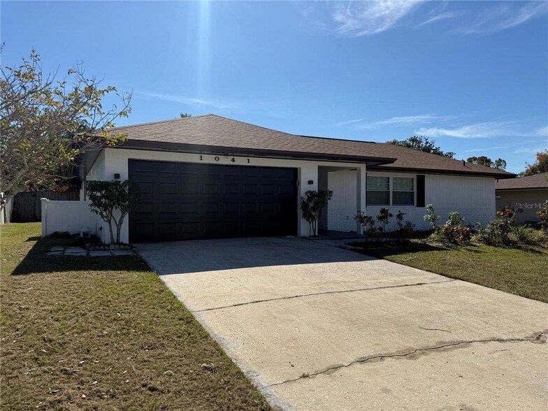 1041 Manchester Cir in Winter Park, FL - Building Photo