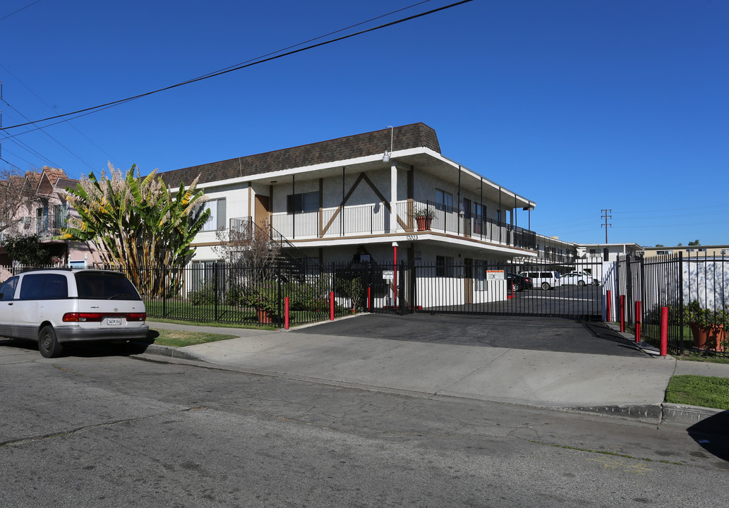 12023 Runnymede St in North Hollywood, CA - Building Photo