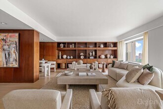 118 E 60th St in New York, NY - Building Photo - Building Photo