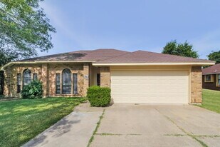 912 Blewitt Dr in Cedar Hill, TX - Building Photo