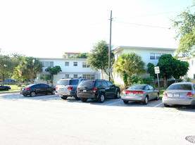 2290 NE 170th St in North Miami Beach, FL - Building Photo