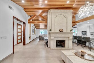 5817 Ranchito Ave in Van Nuys, CA - Foto de edificio - Building Photo