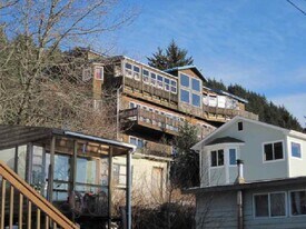 307 High St in Kodiak, AK - Building Photo