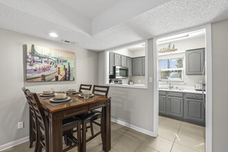 Somerset Oceanside Apartments in Fort Walton Beach, FL - Building Photo - Interior Photo