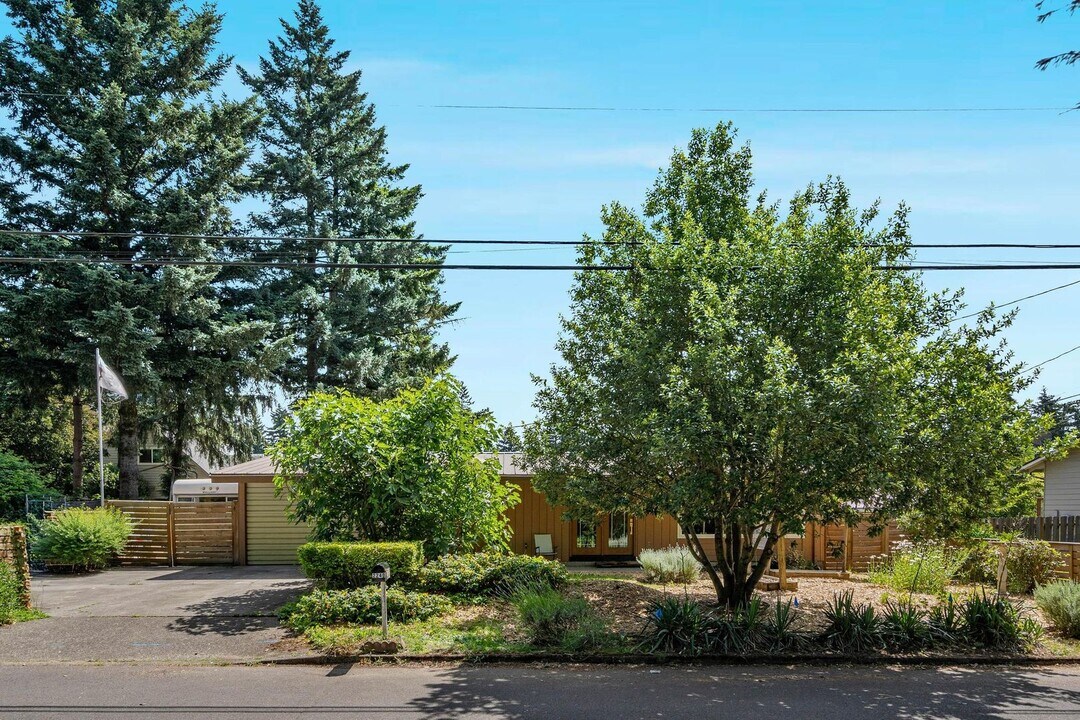 2240 SE 110th Ave in Portland, OR - Building Photo