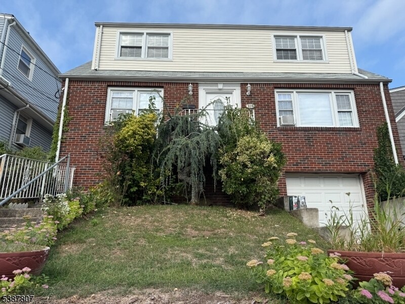 629 3rd St in Lyndhurst, NJ - Building Photo