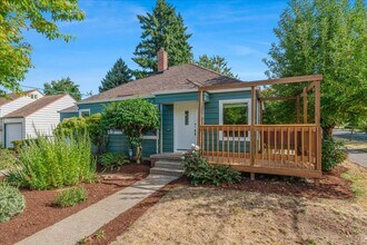 8604 SE Yamhill St in Portland, OR - Foto de edificio - Building Photo