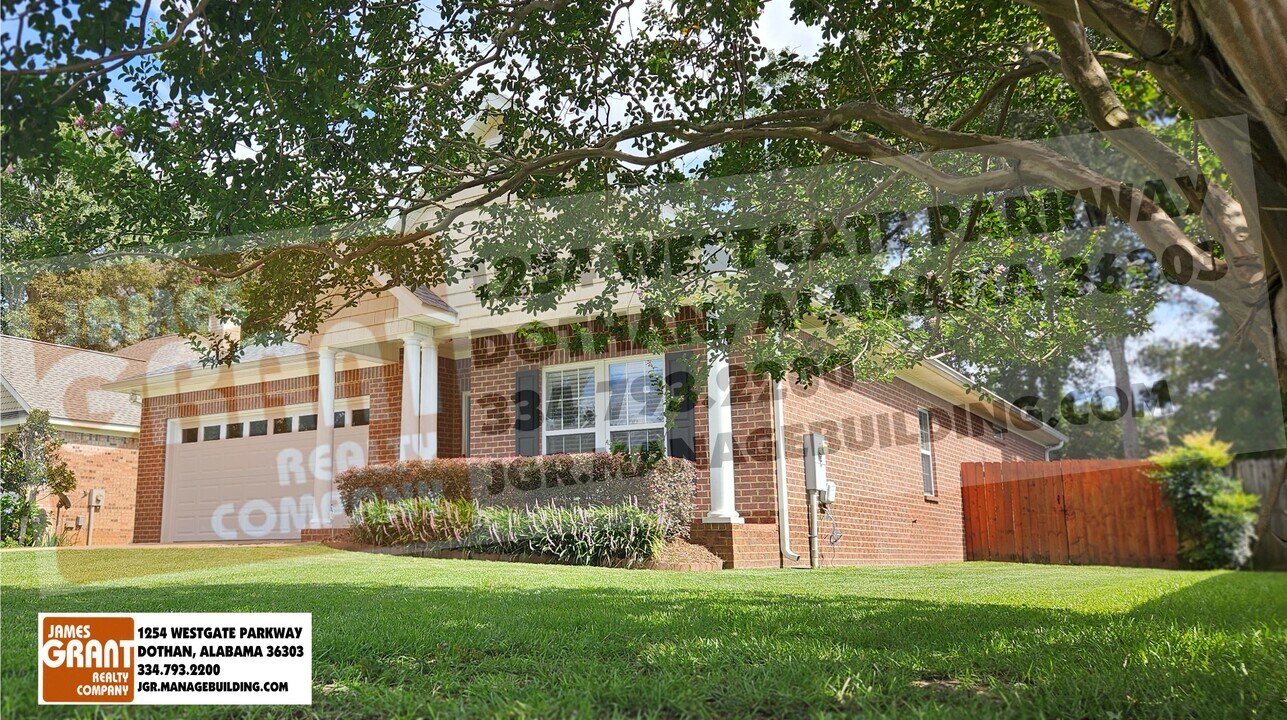 302 Petersburg Ct in Dothan, AL - Building Photo