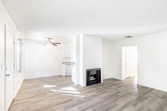 Parkwood Apartments in Lancaster, CA - Foto de edificio - Building Photo