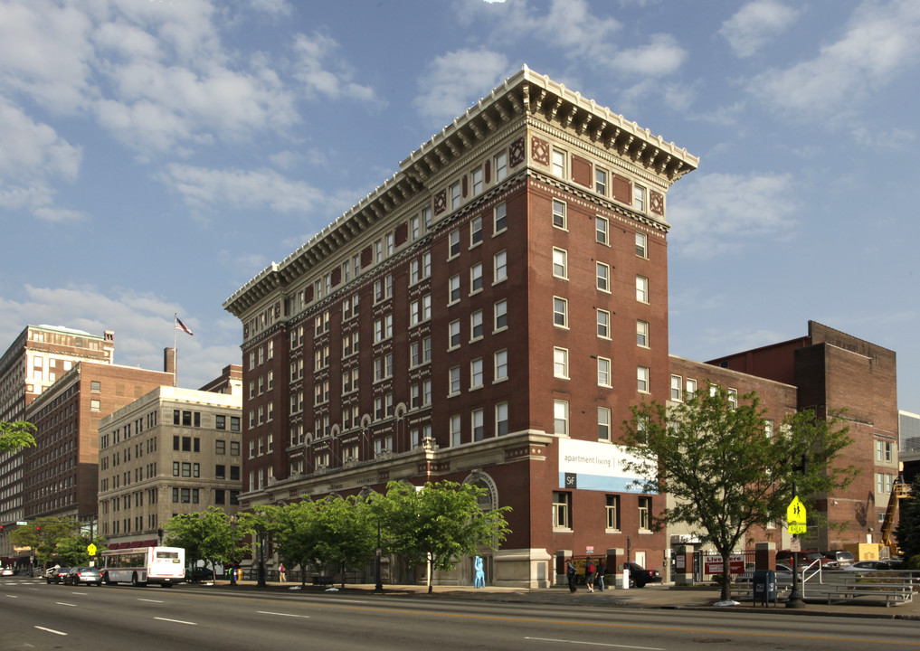 The St. Francis Apartments in Louisville, KY - Foto de edificio