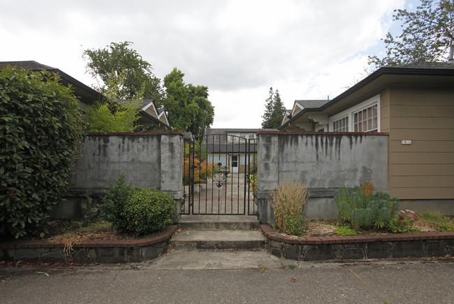 1506-1510 SE Tacoma St in Portland, OR - Building Photo - Building Photo