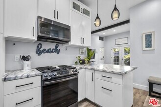 120 Driftwood St in Los Angeles, CA - Building Photo - Building Photo