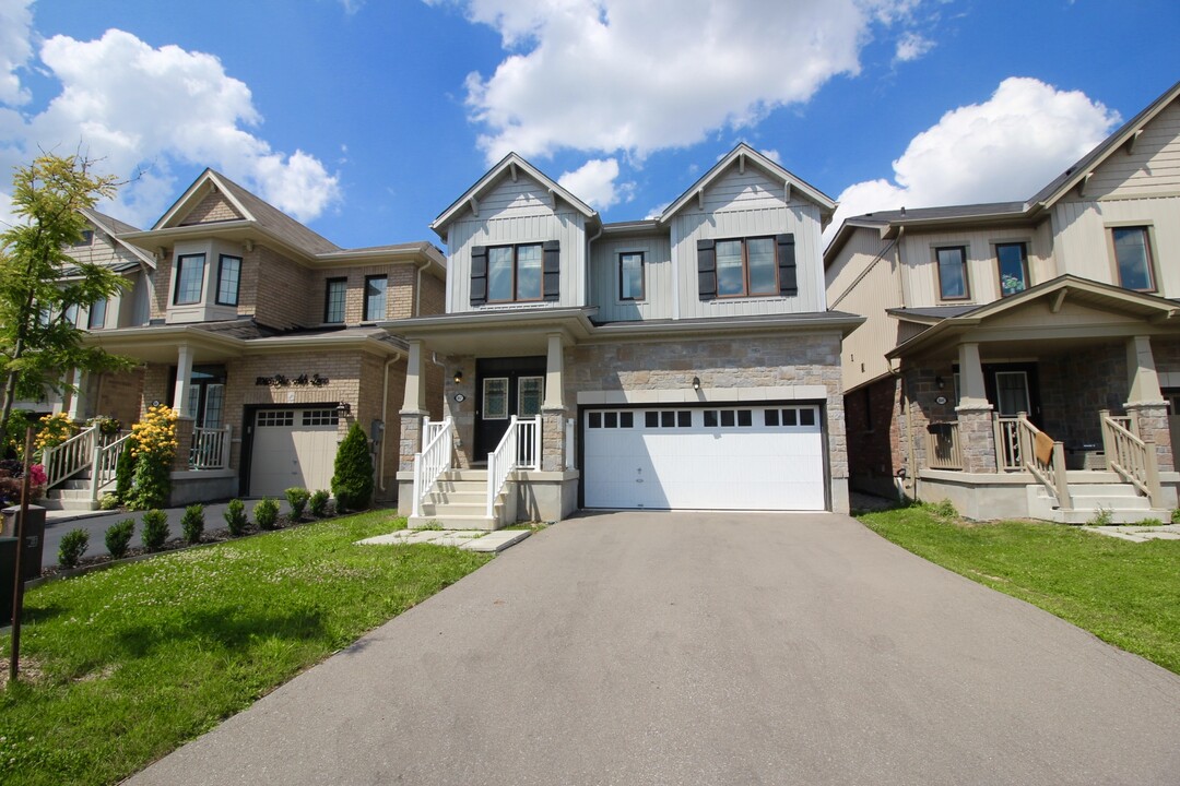 8057 Blue Ash Ln in Niagara Falls, ON - Building Photo
