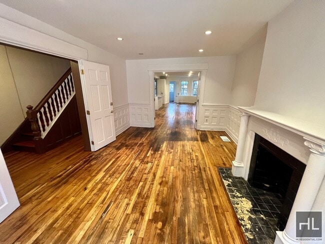 4BR 2BA Historic Limestone Floor Through G in Brooklyn, NY - Foto de edificio - Building Photo