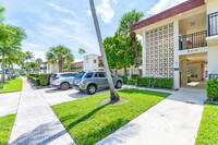 555 S Luna Ct in Hollywood, FL - Foto de edificio - Building Photo